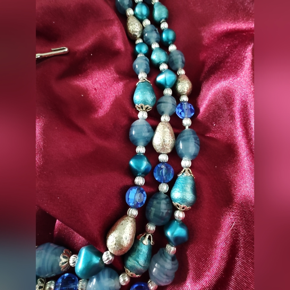 Vintage Japan 3 String Glass, Lucite Bead And Gold Tonw Beads - Picture 3 of 9